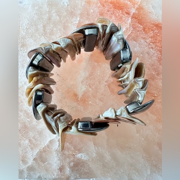 Bracelet Natural Shell And Hematite Stretch OS Mother Of Ocean Pearl 1918 R - Picture 1 of 10